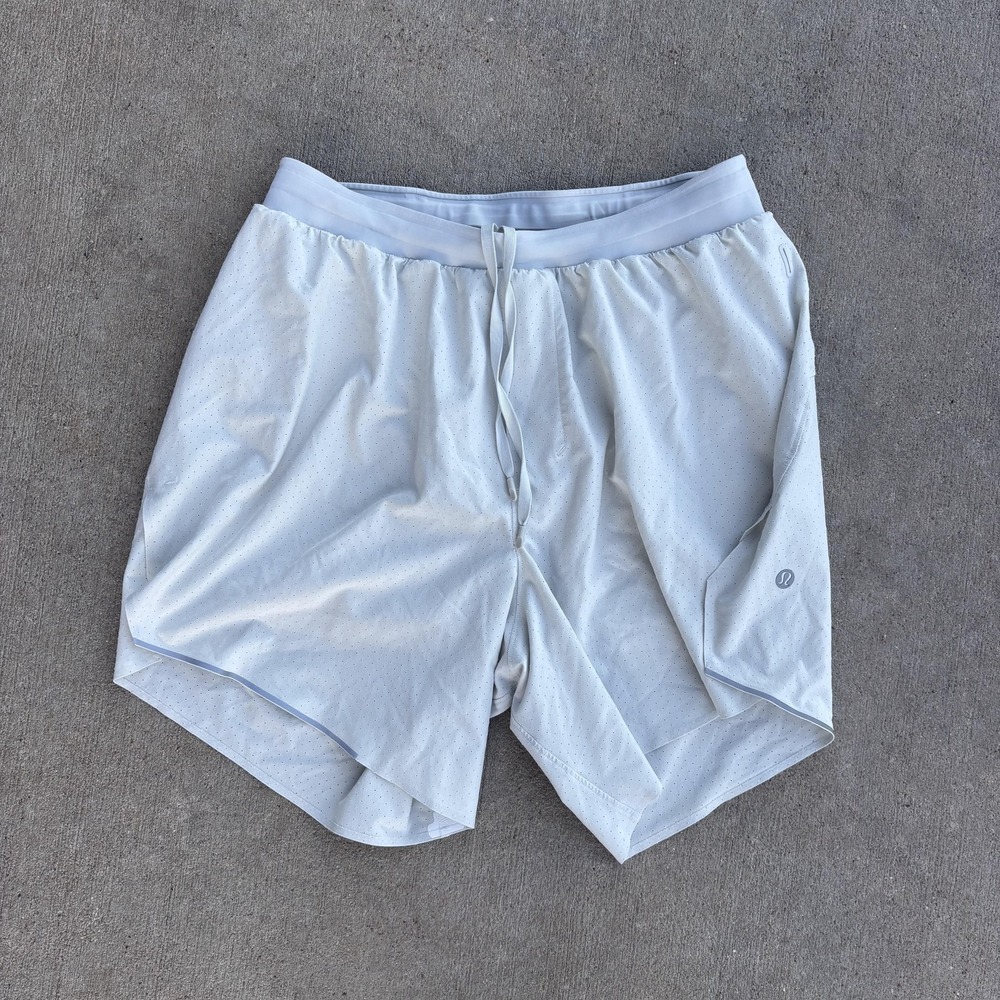 Lululemon Fast and Free Lined Shorts 6 Silver White Perforated LM7AU8S Small